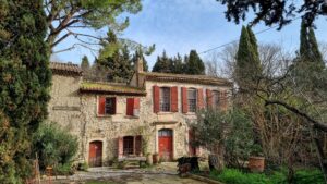 vue aérienne du domaine viticole dans les Alpilles