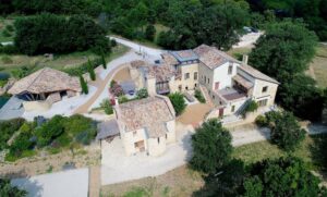 hameau en pierre rénové vallée du rhône